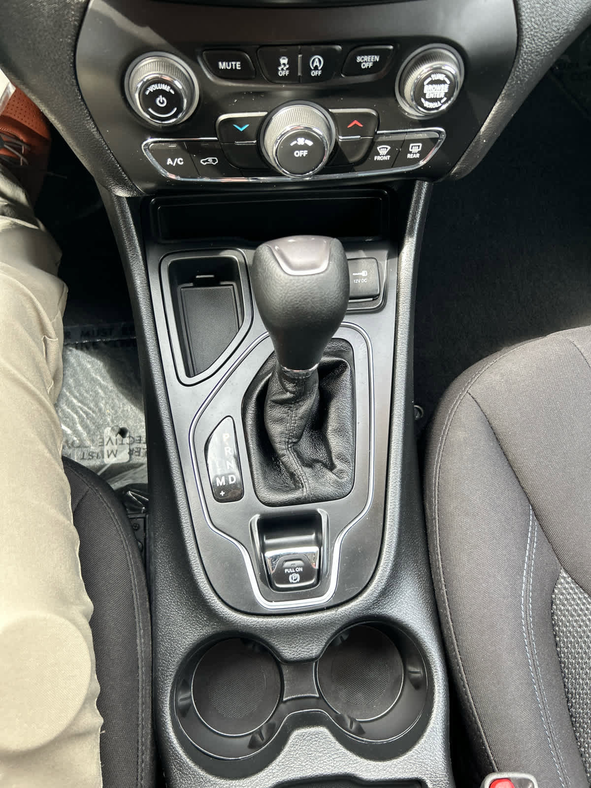 Used 2019 Jeep Cherokee Latitude w/ Popular Appearance Group FWD image 20
