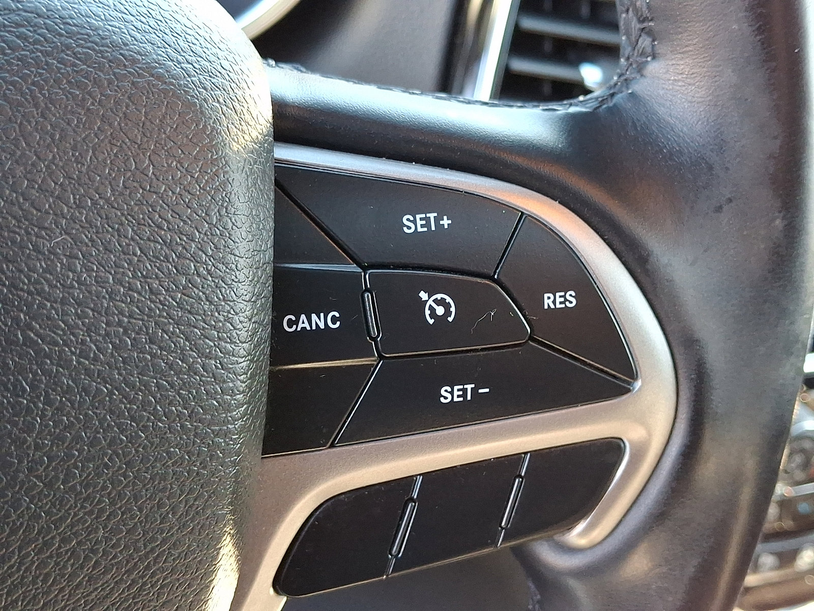 Used 2022 Jeep Grand Cherokee Laredo X image 24