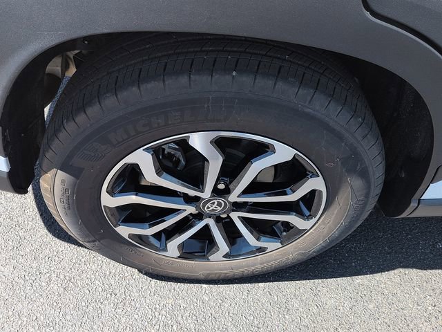 Used 2024 Toyota Corolla Cross AWD Hybrid w/ Moonroof Package image 9