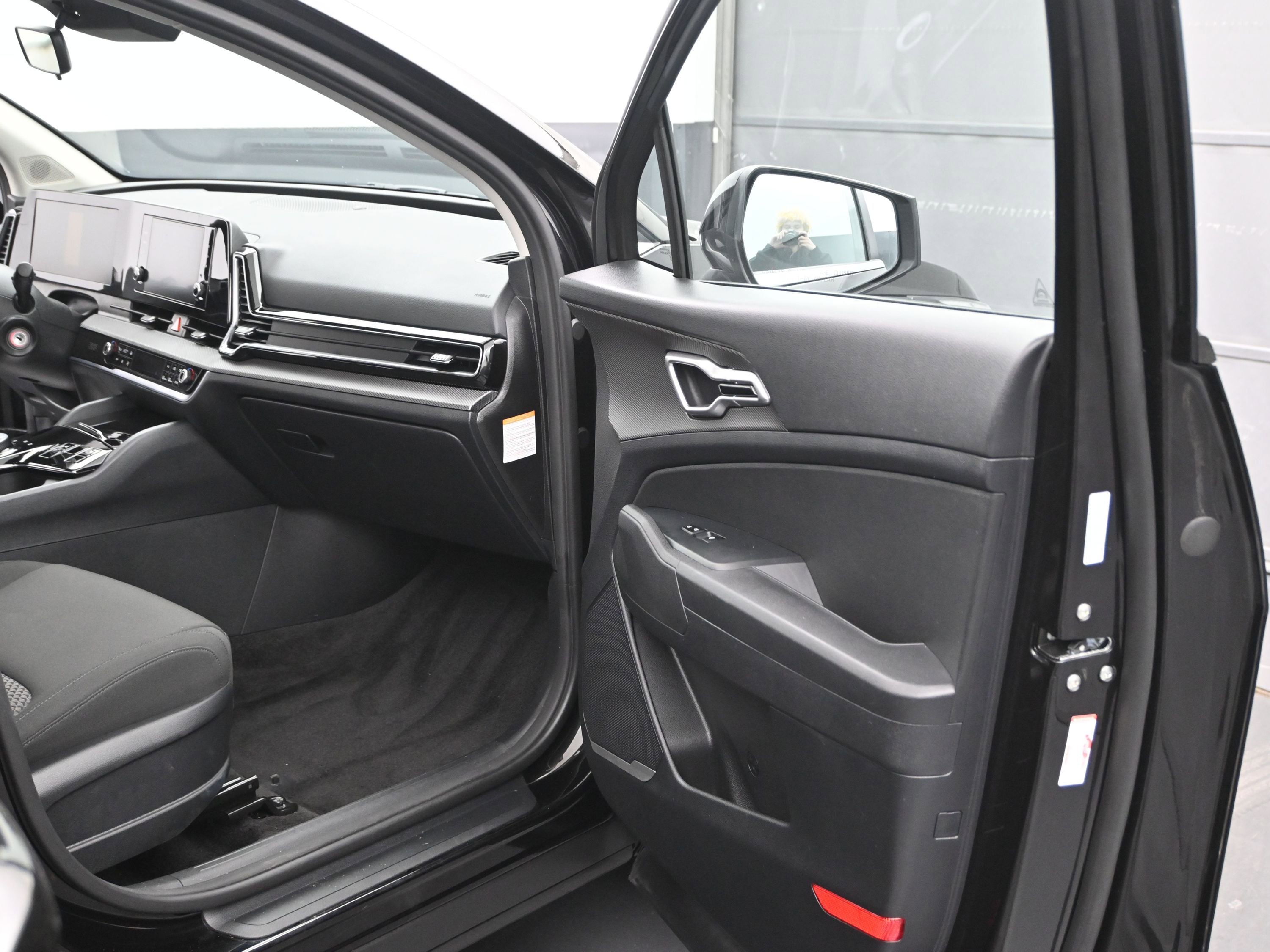 Used 2025 Kia Sportage LX image 12