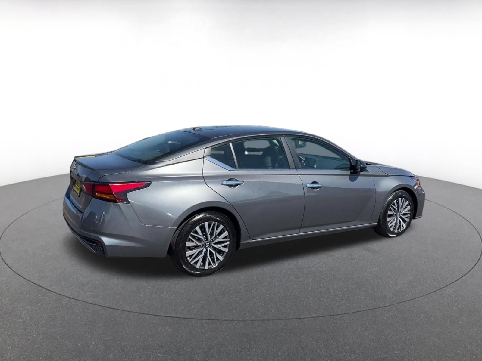 Used 2025 Nissan Altima 2.5 SV FWD image 14