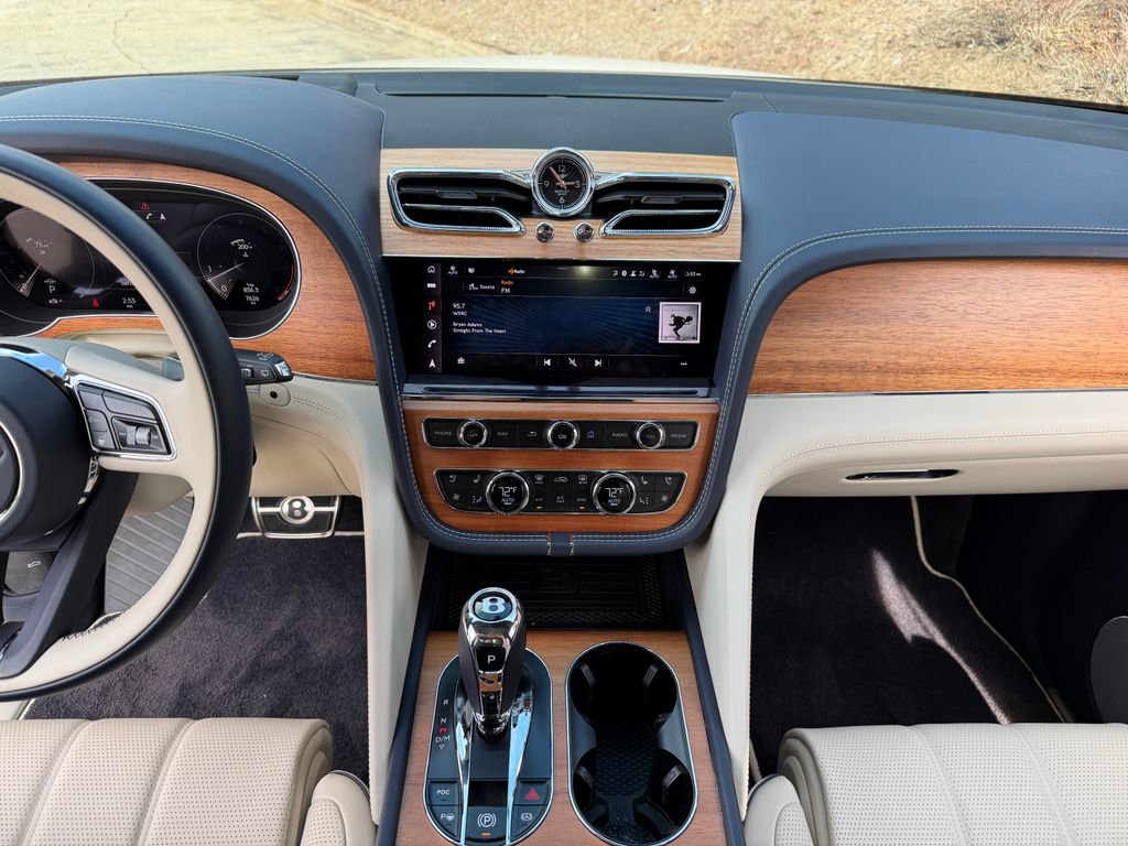 Used 2023 Bentley Bentayga image 4