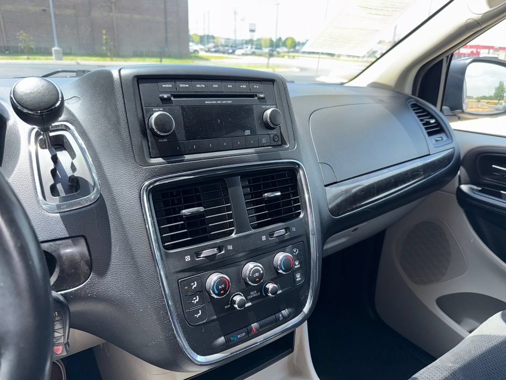 Used 2016 Dodge Grand Caravan SXT w/ Rear Park Assist Package FWD image 22