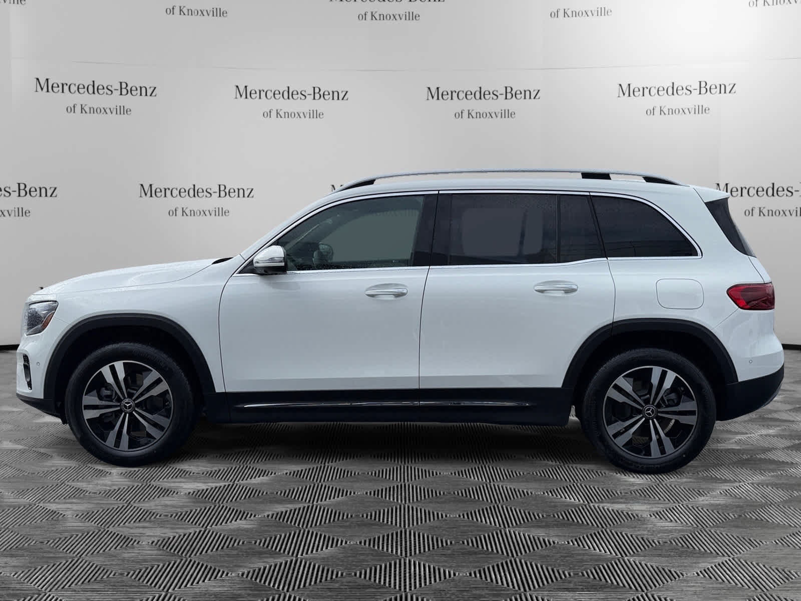 Used 2026 Mercedes-Benz GLB 250 4MATIC image 2