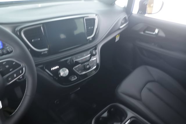 New 2027 Chrysler Pacifica Select FWD image 26