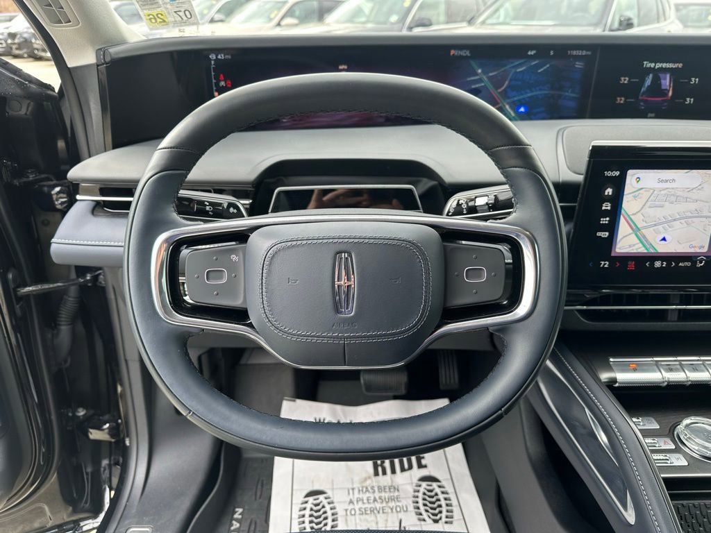 Used 2025 Lincoln Nautilus Reserve image 11