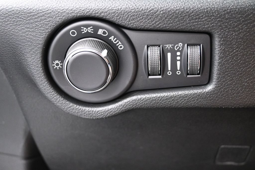 New 2027 Chrysler Pacifica Select w/ Family Tech Group FWD image 28