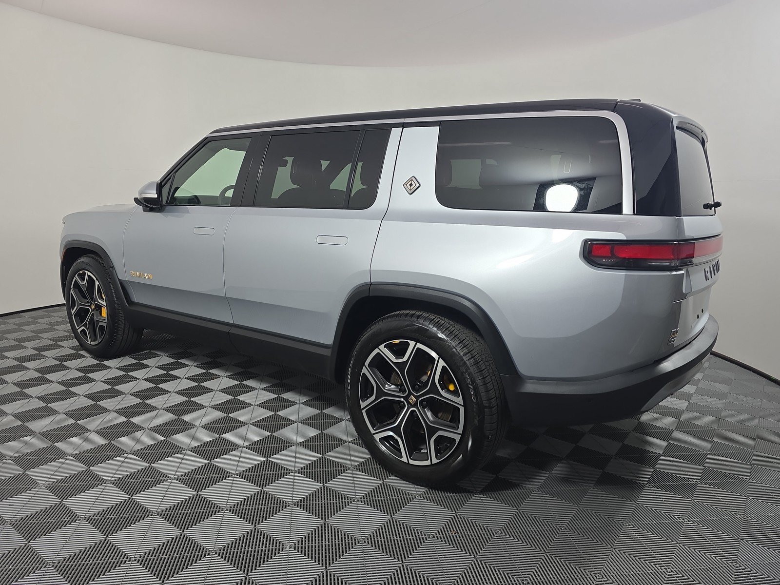 Used 2024 Rivian R1S Adventure AWD/4WD image 3
