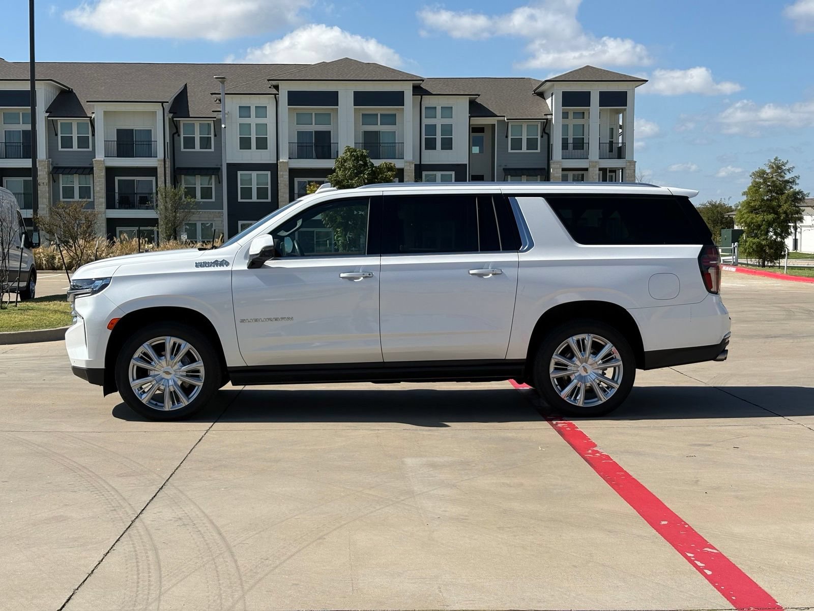 Used 2023 Chevrolet Suburban High Country AWD/4WD image 4