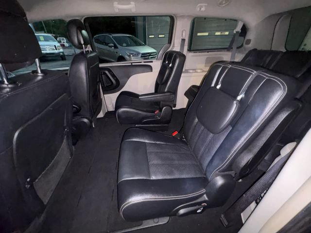 Used 2015 Chrysler Town & Country Touring-L w/ Driver Convenience Group FWD image 12