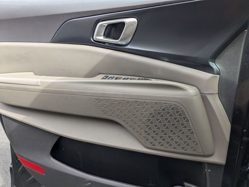 Used 2025 Kia Carnival image 11