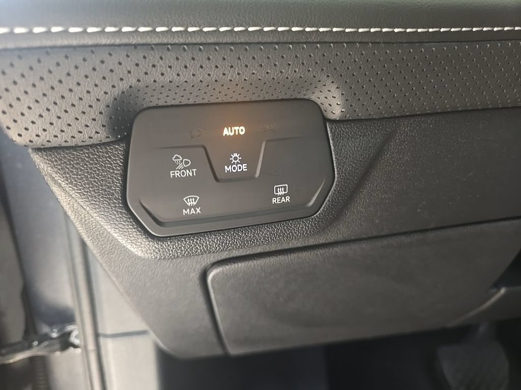 Used 2024 Volkswagen Atlas SE AWD/4WD image 14