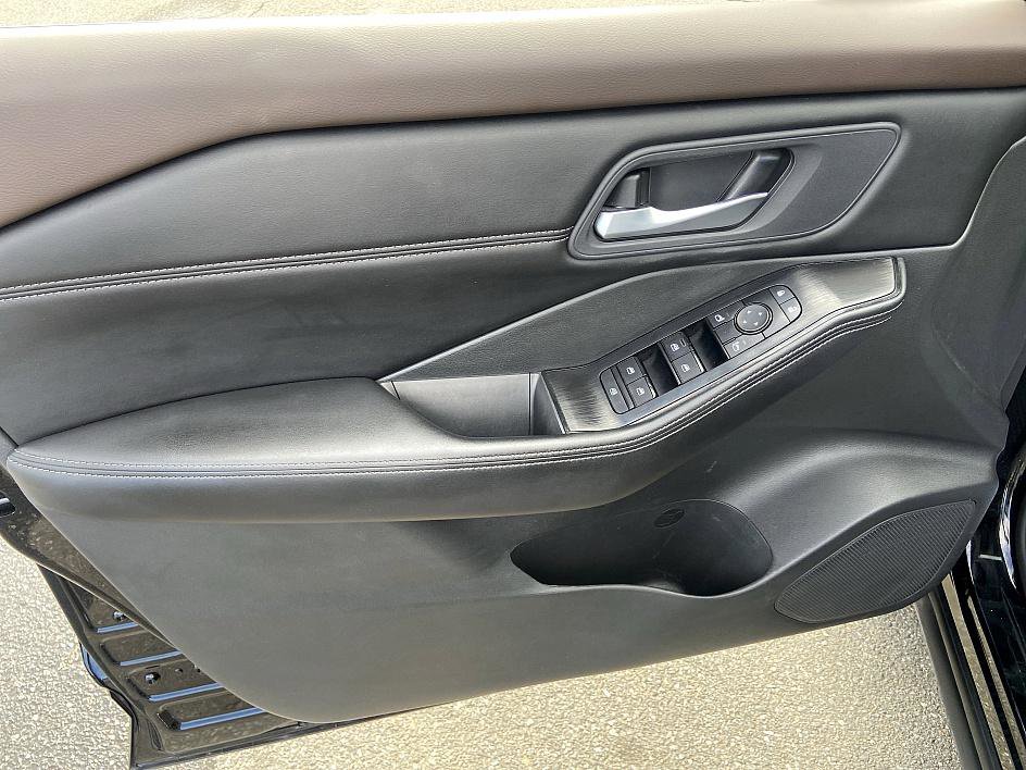 Used 2023 Nissan Rogue SV w/ SV Premium B Package image 9