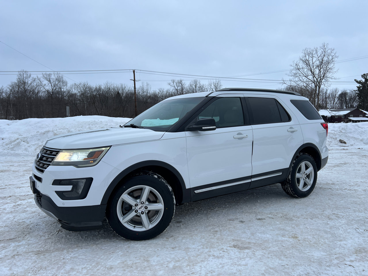 Used 2016 Ford Explorer XLT w/ Equipment Group 202A image 3