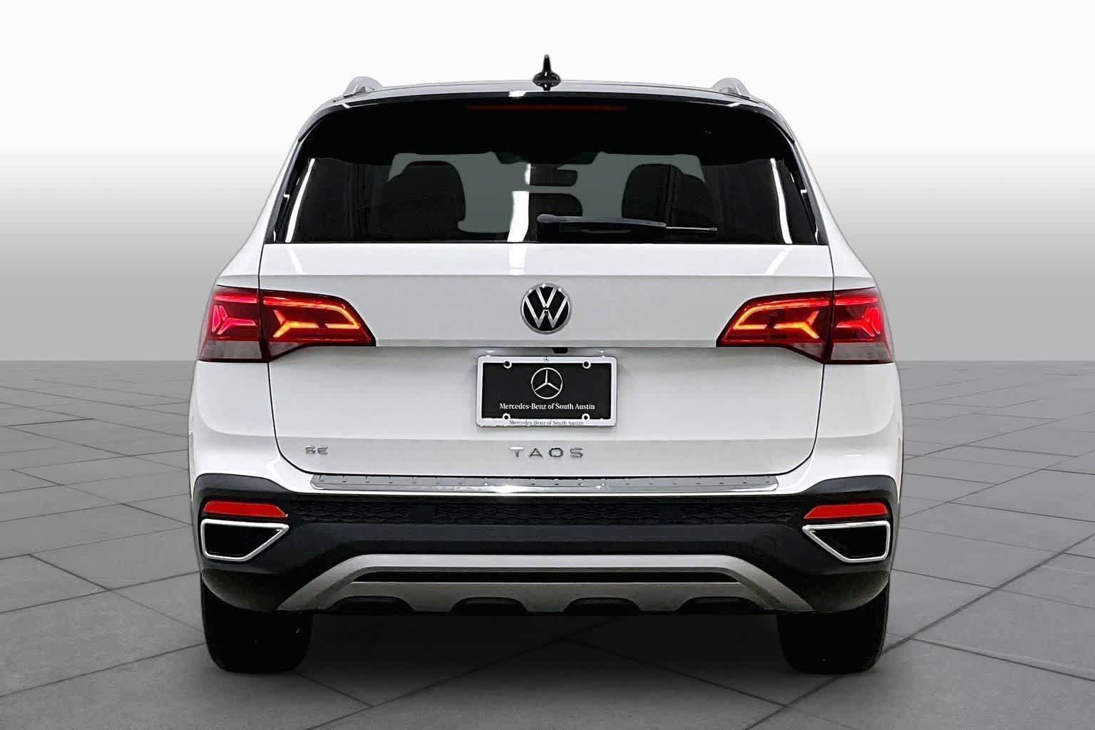 Used 2023 Volkswagen Taos SE w/ Panoramic Sunroof Package FWD image 5