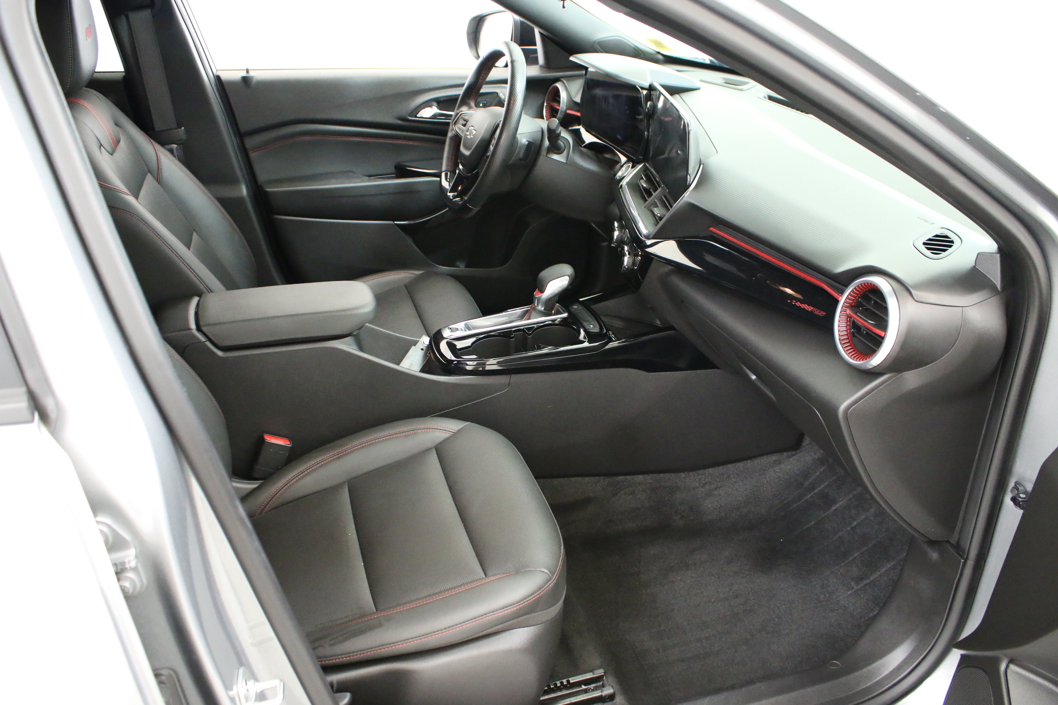 Used 2024 Chevrolet Trax RS w/ Sunroof Package FWD image 32
