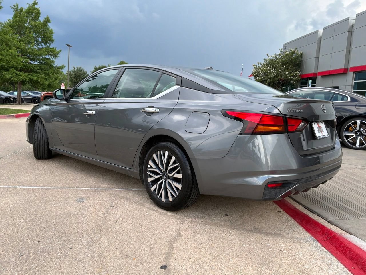 Used 2025 Nissan Altima 2.5 SV FWD image 8