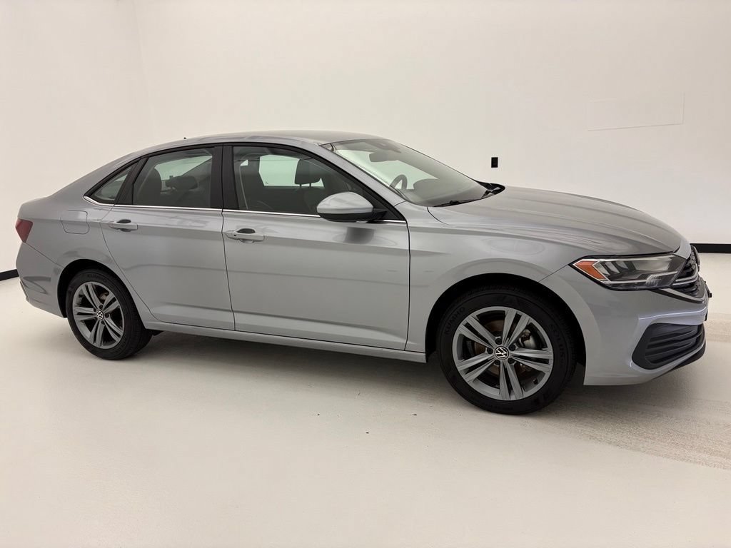 Used 2024 Volkswagen Jetta SE FWD image 2