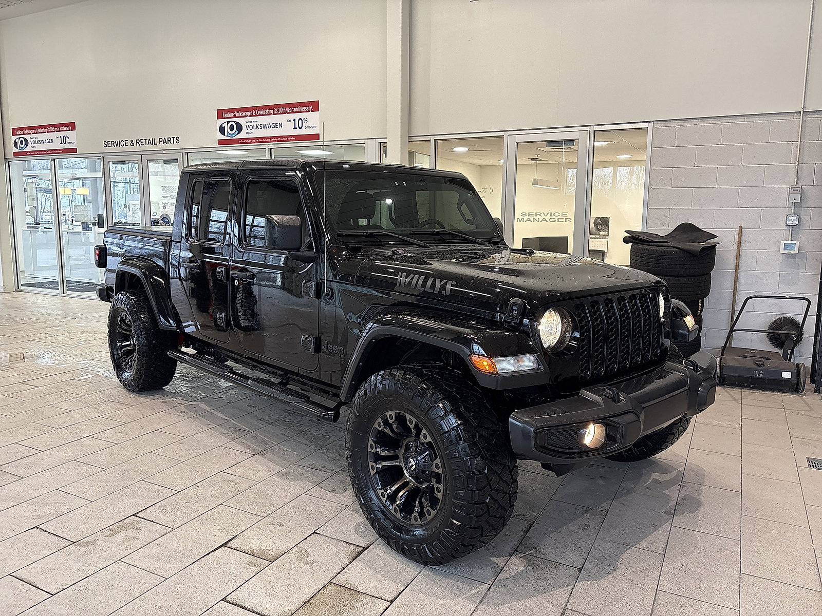 Used 2023 Jeep Gladiator Sport AWD/4WD image 3