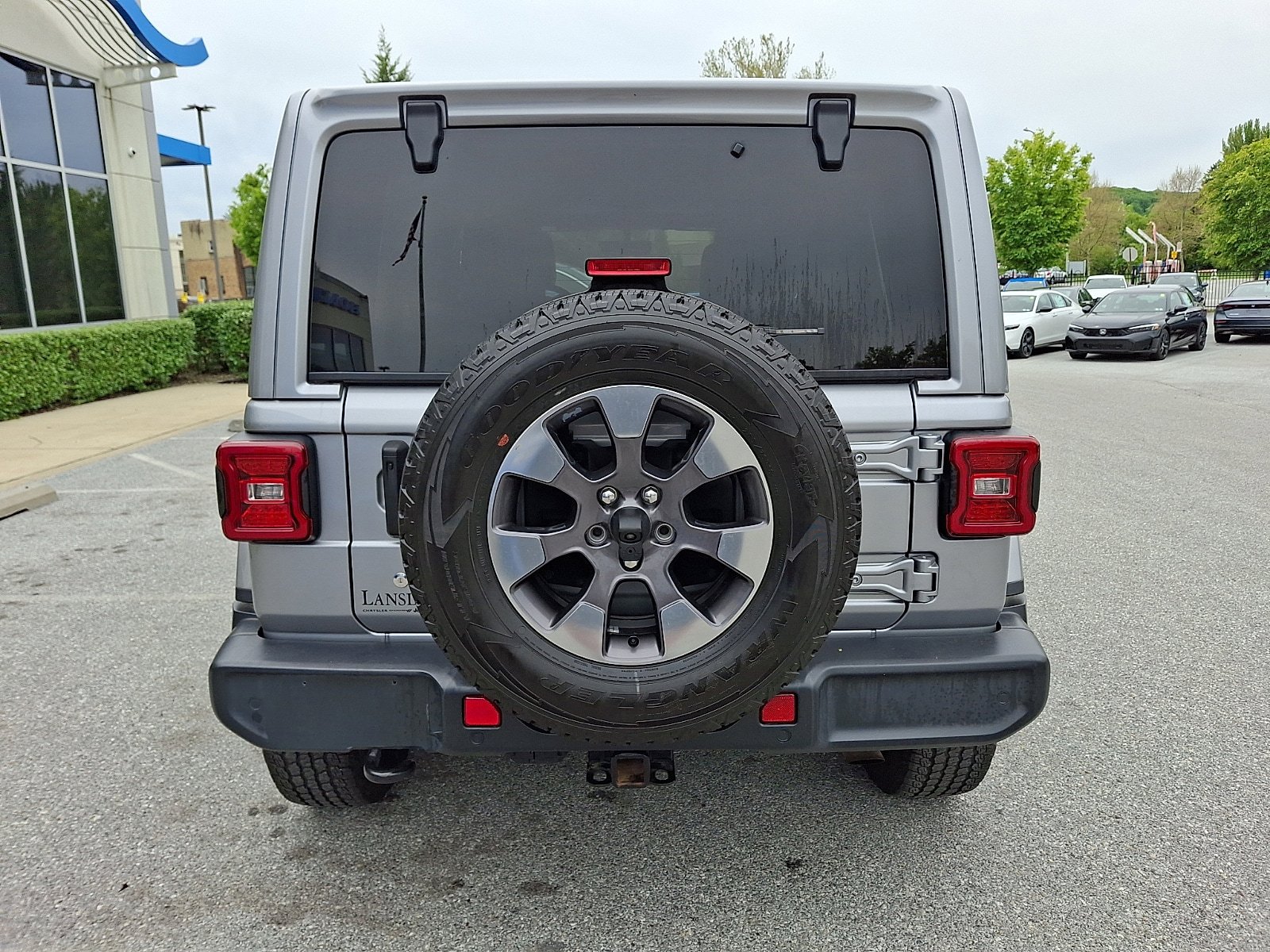 Used 2018 Jeep Wrangler Unlimited Sahara AWD/4WD image 5