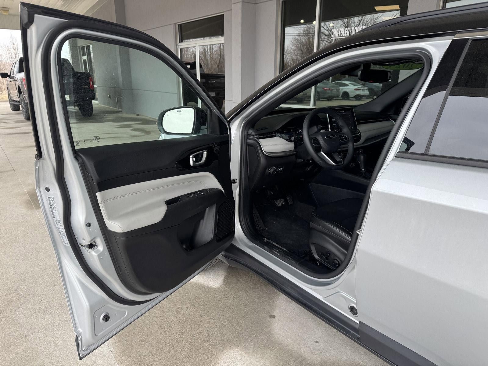 Used 2024 Jeep Compass Limited image 9