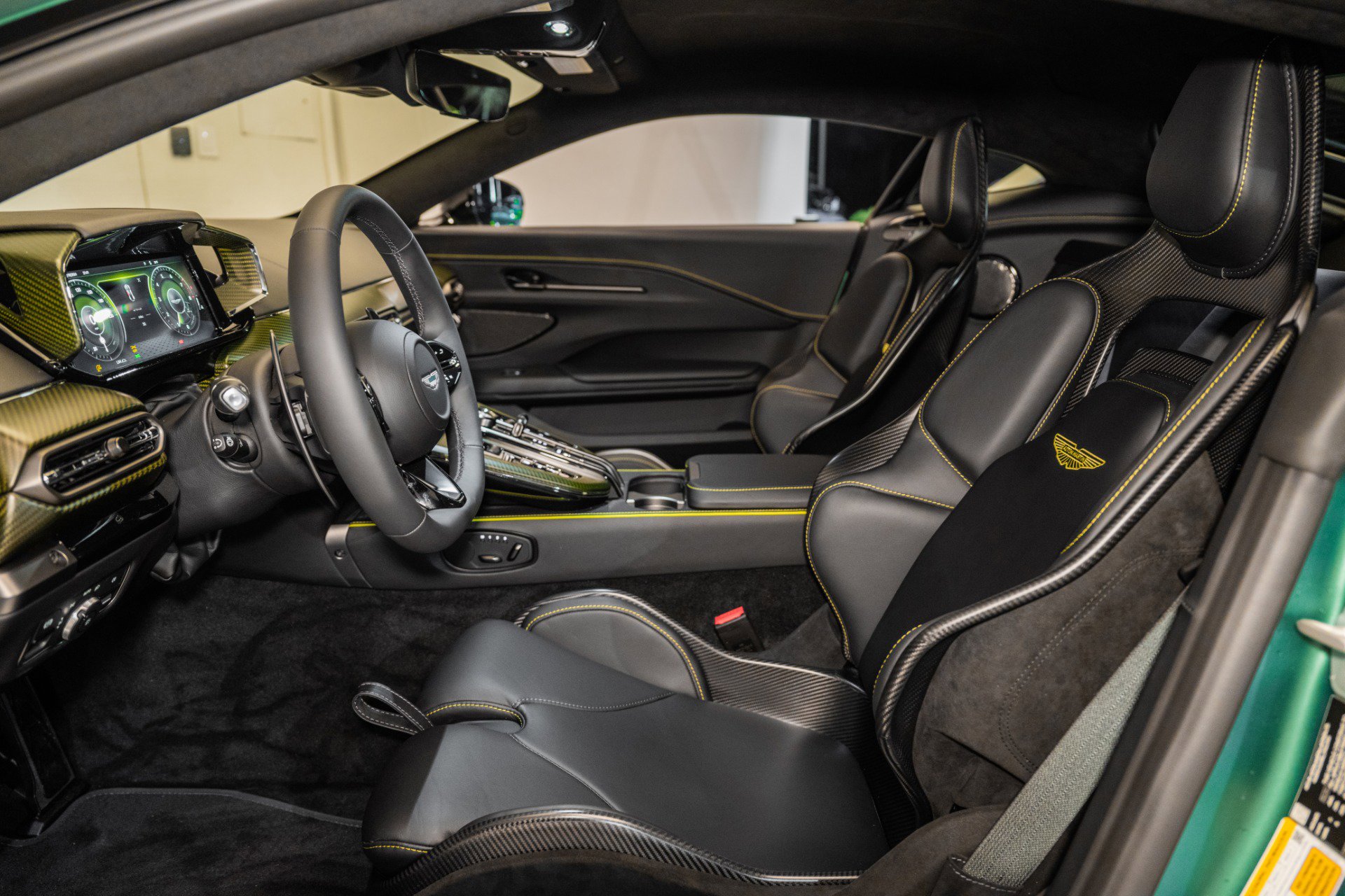 Used 2025 Aston Martin V8 Vantage Coupe image 13