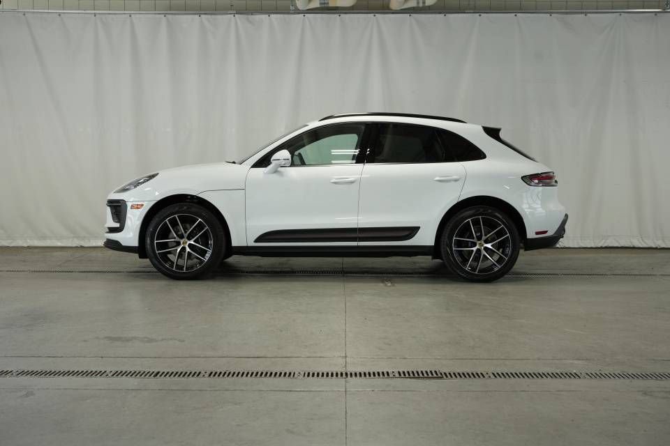 Certified 2025 Porsche Macan AWD/4WD image 2
