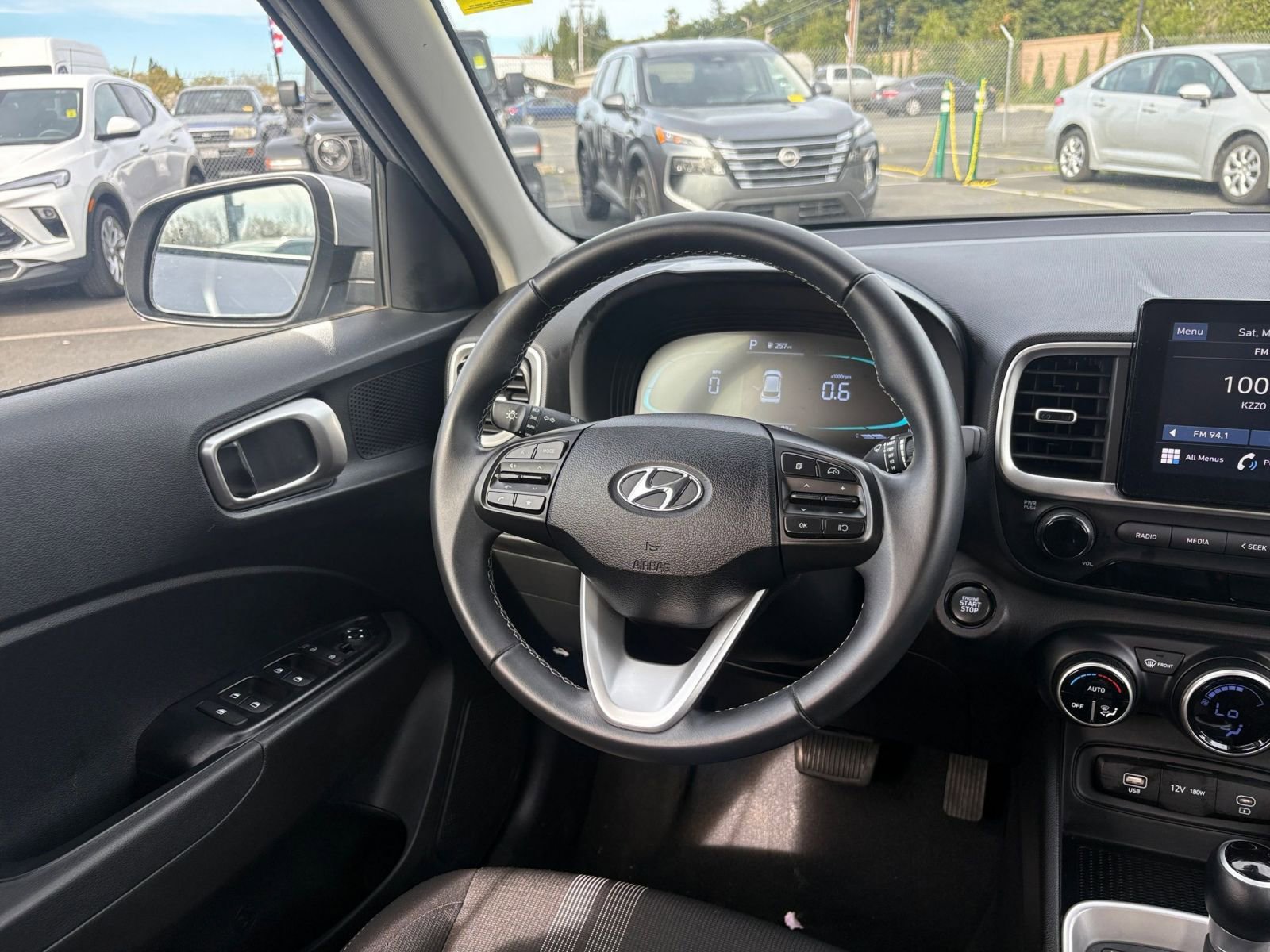 Used 2025 Hyundai Venue SEL image 34