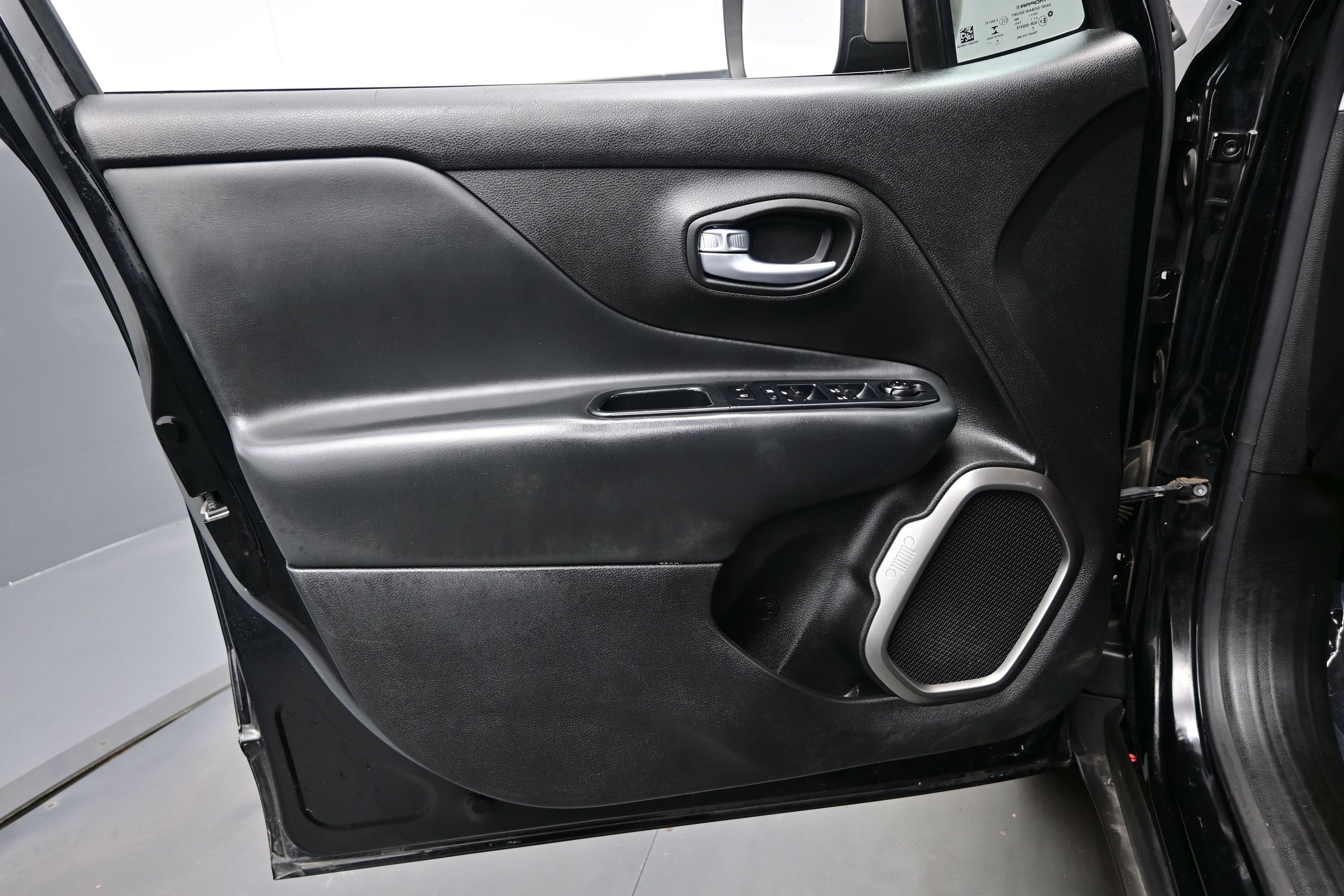 Used 2019 Jeep Renegade Limited w/ UConnect 8.4 Nav Group AWD/4WD image 9