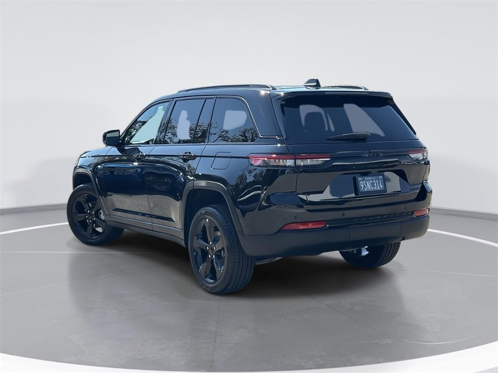 Used 2025 Jeep Grand Cherokee Limited w/ Black Appearance Package image 5