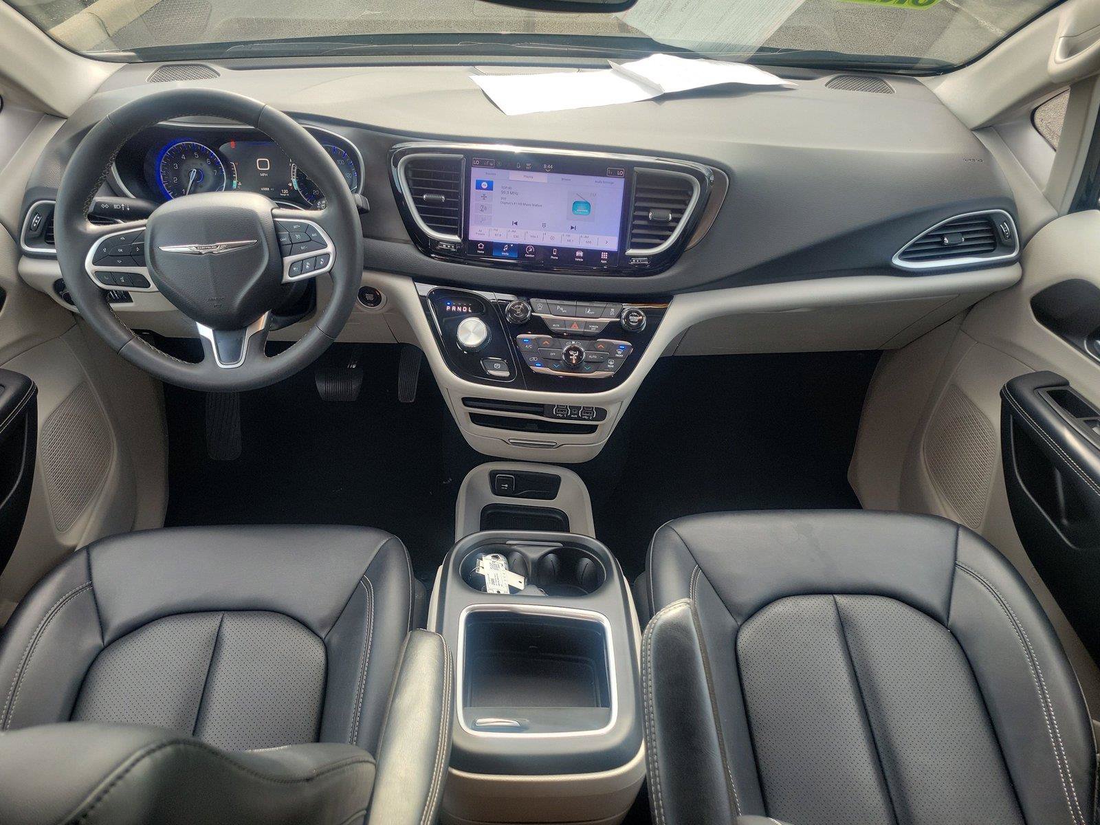 Used 2024 Chrysler Pacifica Touring-L FWD image 10