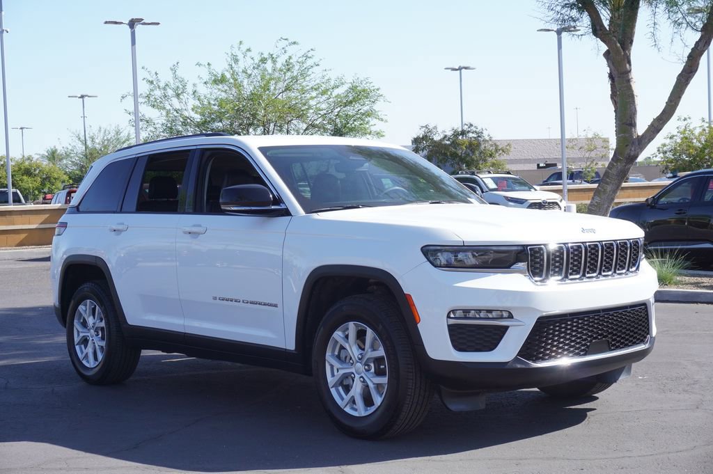 Used 2023 Jeep Grand Cherokee Limited w/ Trailer Tow Prep Group (B) RWD image 4