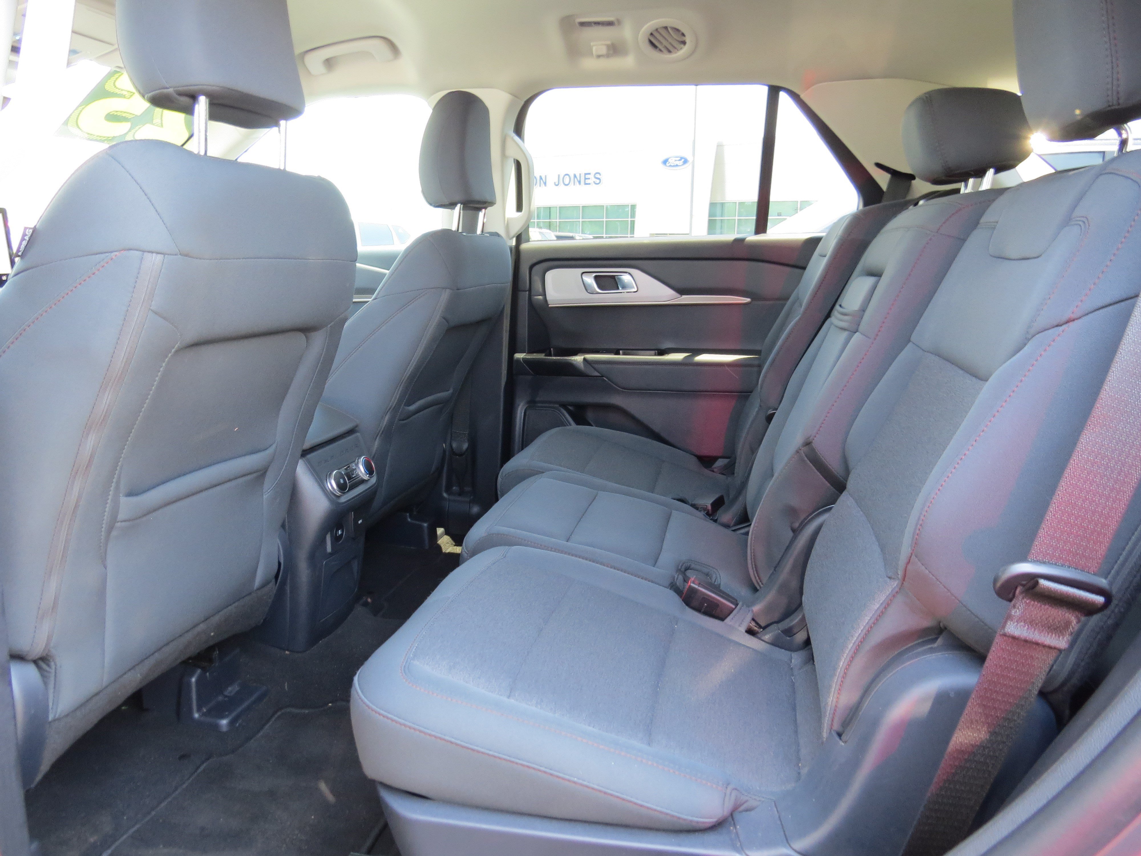Used 2025 Ford Explorer Active RWD image 14