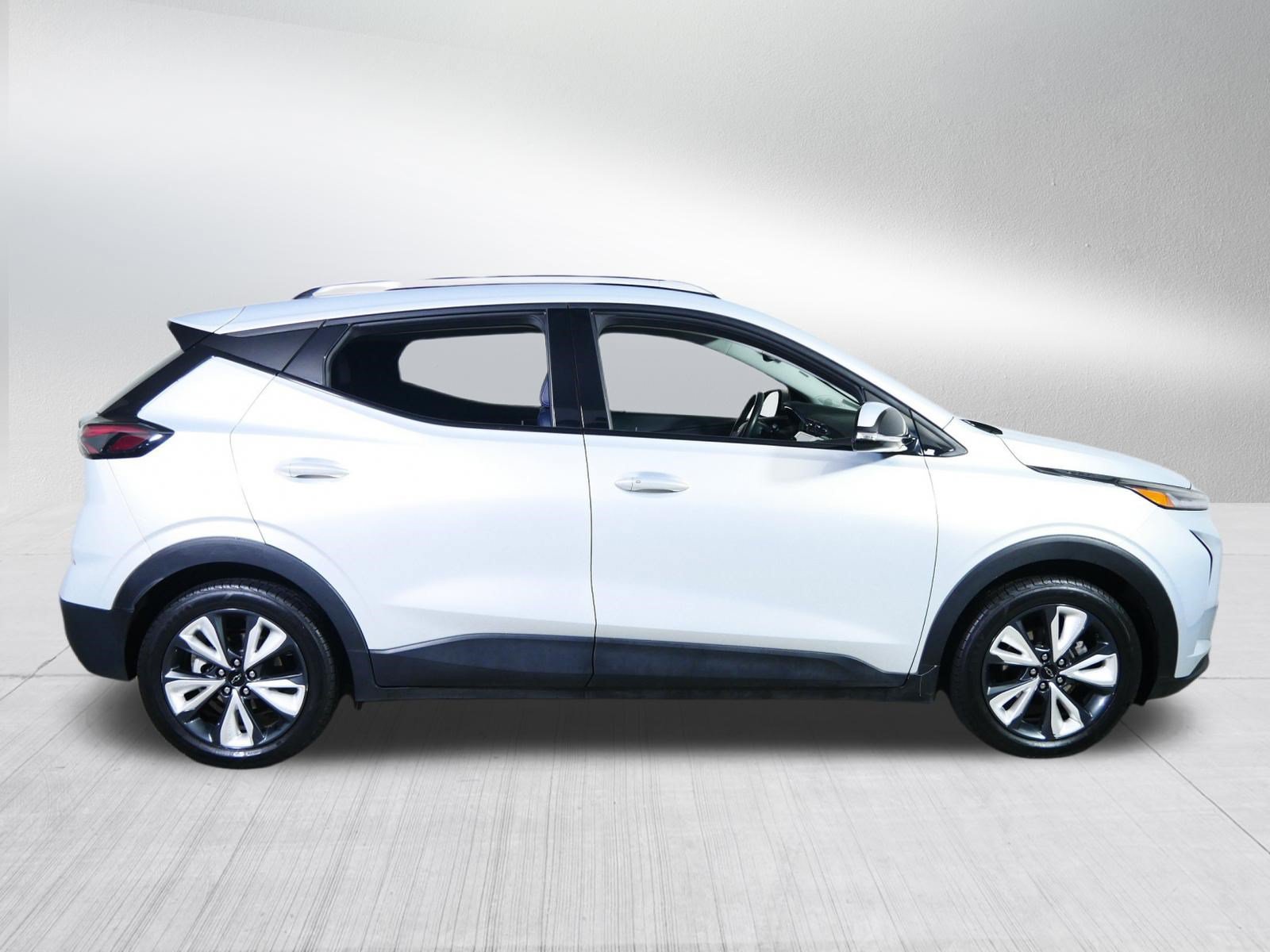 Used 2023 Chevrolet Bolt EUV LT w/ Convenience Package FWD image 8