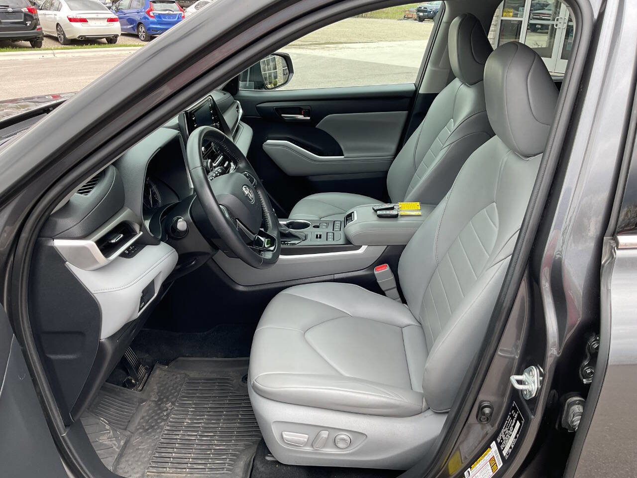 Used 2021 Toyota Highlander XLE AWD/4WD image 13