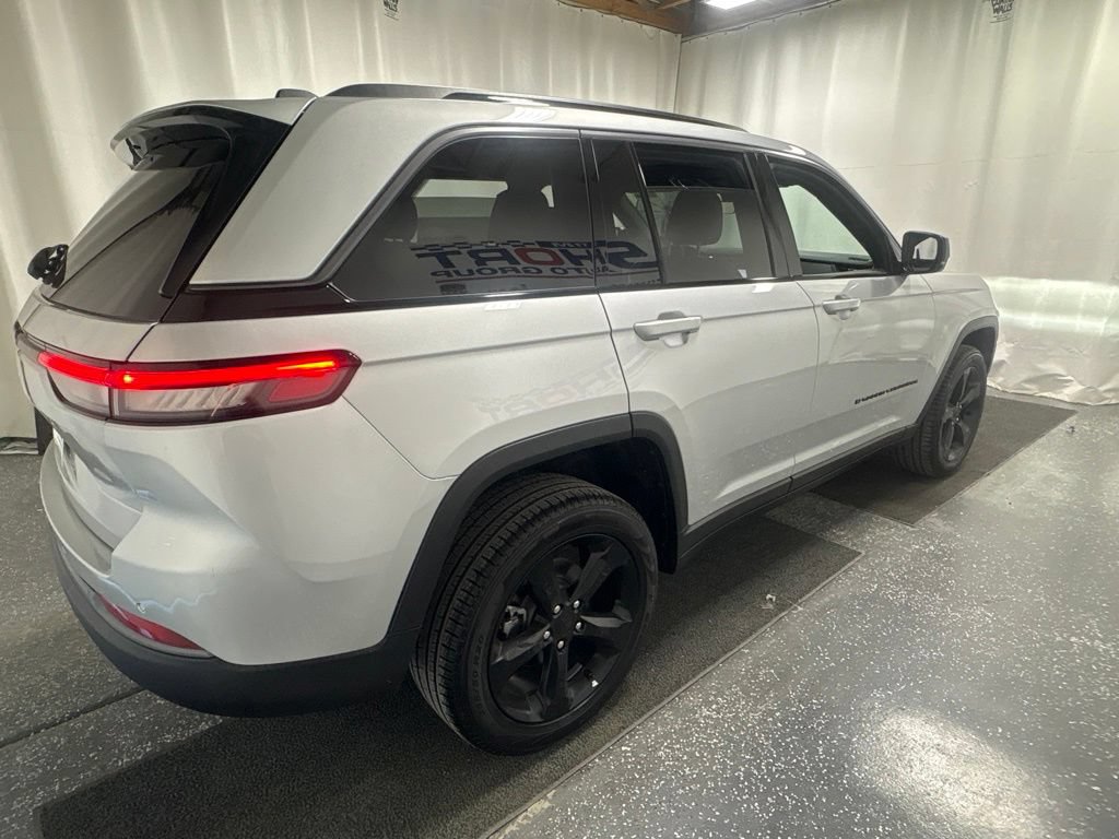 New 2026 Jeep Grand Cherokee Limited w/ Limited Altitude Package AWD/4WD image 7
