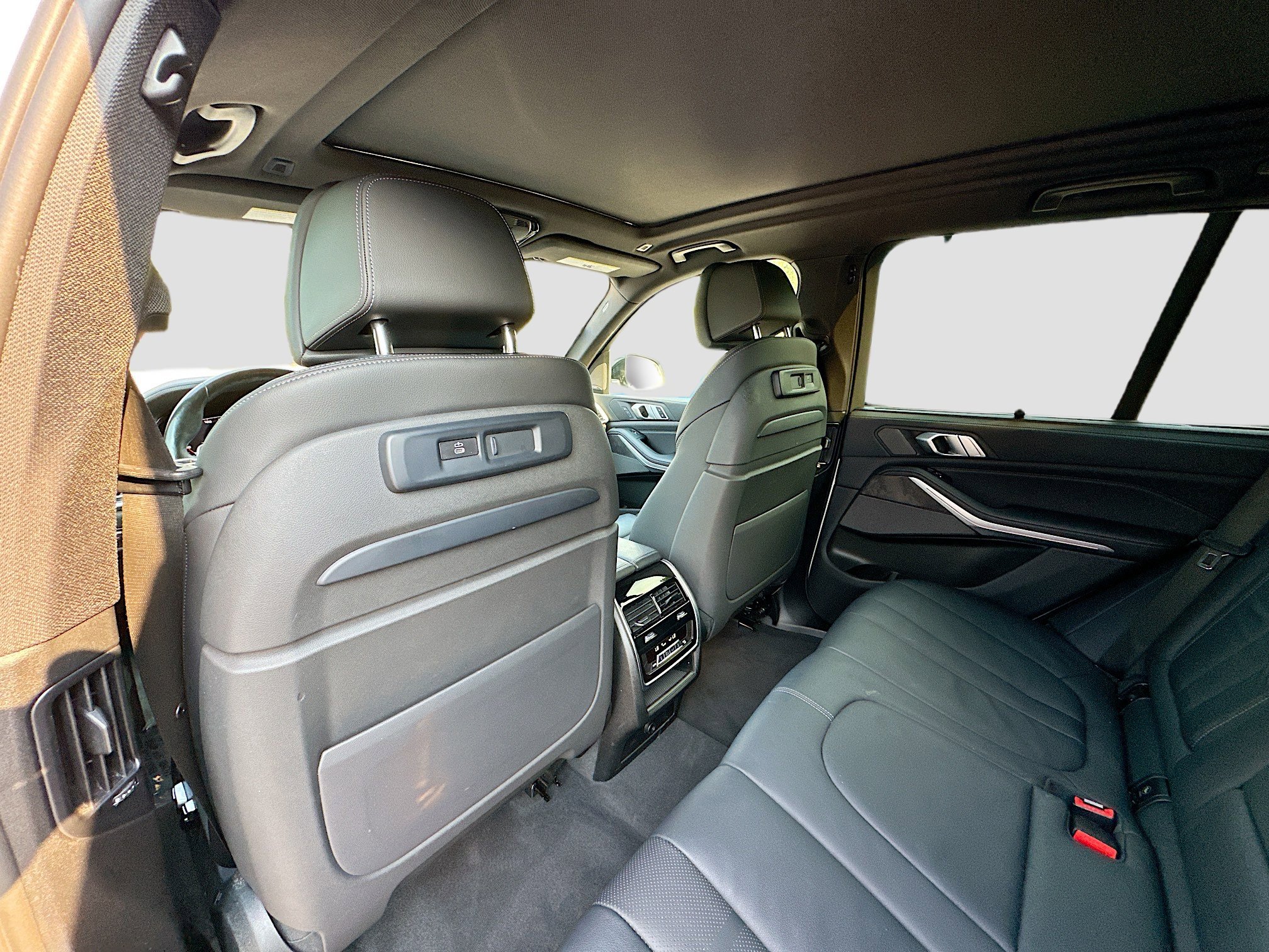 Used 2020 BMW X5 M50i w/ Executive Package image 27