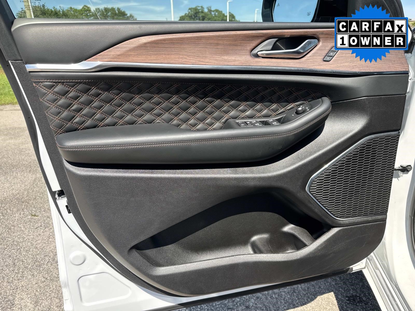 Used 2025 Jeep Grand Cherokee Summit AWD/4WD image 19