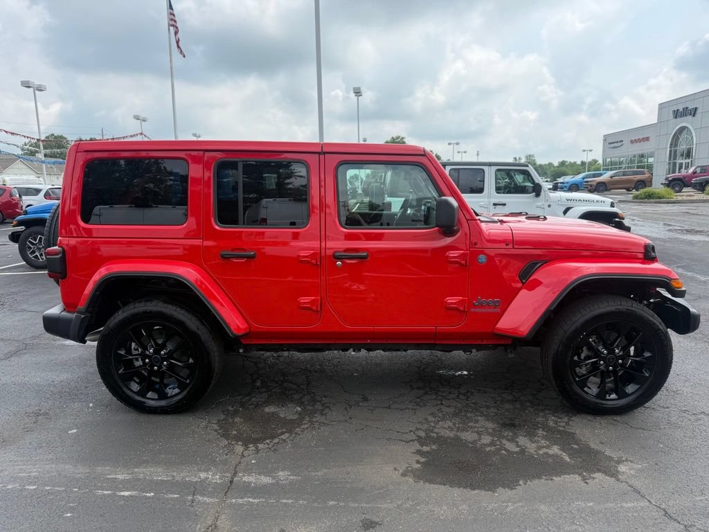 Used 2025 Jeep Wrangler Unlimited Sahara w/ Safety Group AWD/4WD image 2
