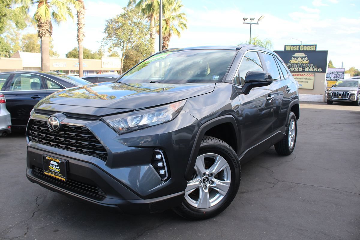 Used 2019 Toyota RAV4 LE w/ Carpet Mat Package FWD image 33