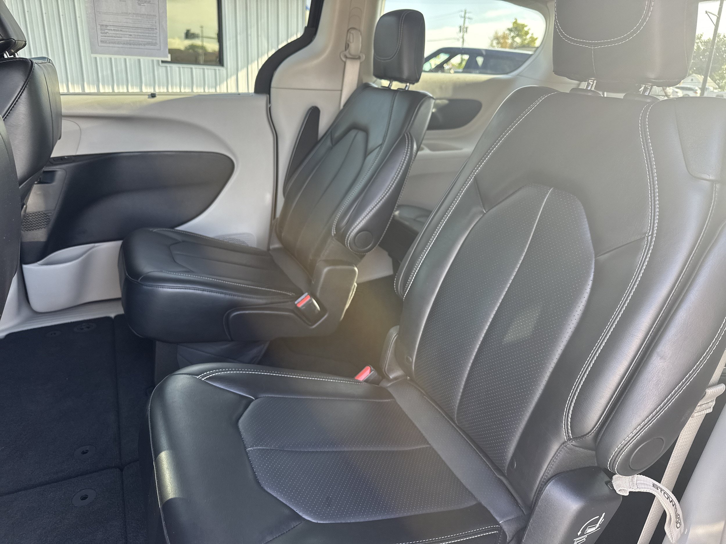 Used 2024 Chrysler Pacifica Touring-L FWD image 5