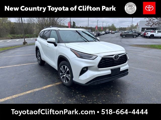 Used 2022 Toyota Highlander XLE AWD/4WD image 1