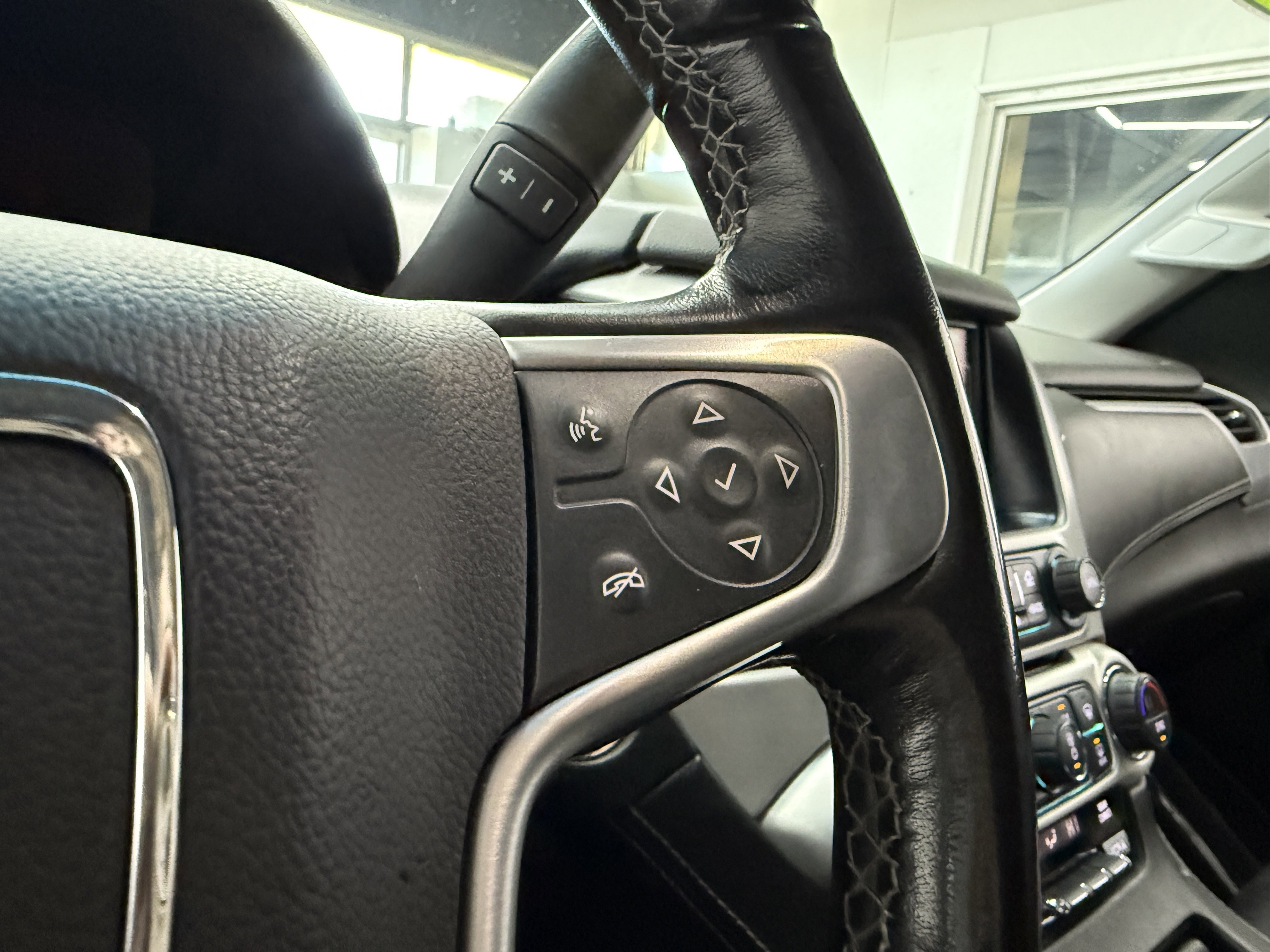 Used 2018 GMC Yukon SLT image 16