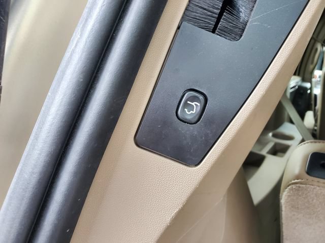Used 2015 Chrysler Town & Country Limited Platinum FWD image 8