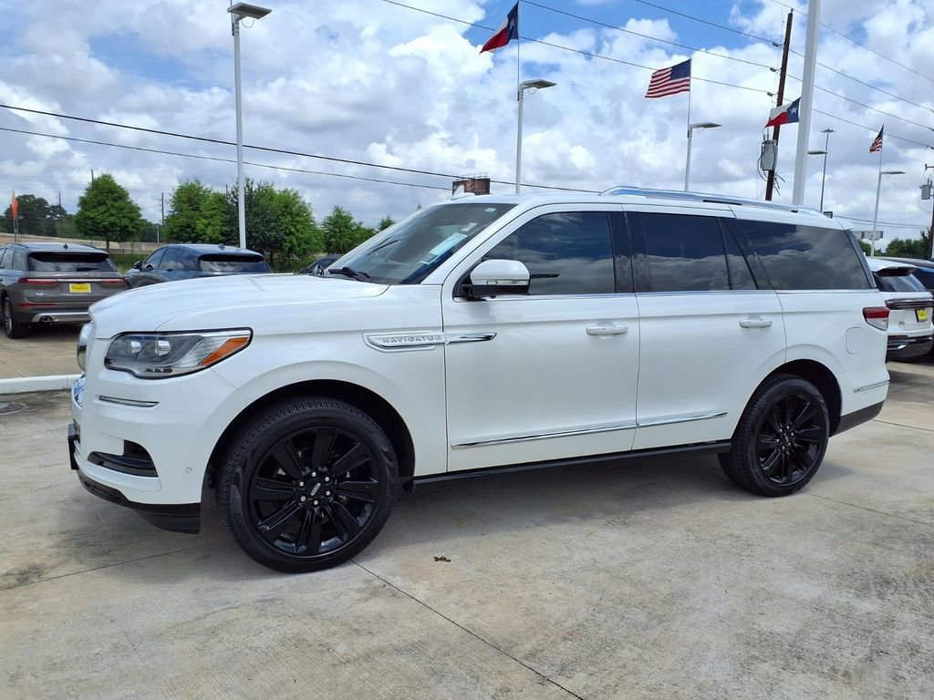 Used 2024 Lincoln Navigator Reserve AWD/4WD image 3