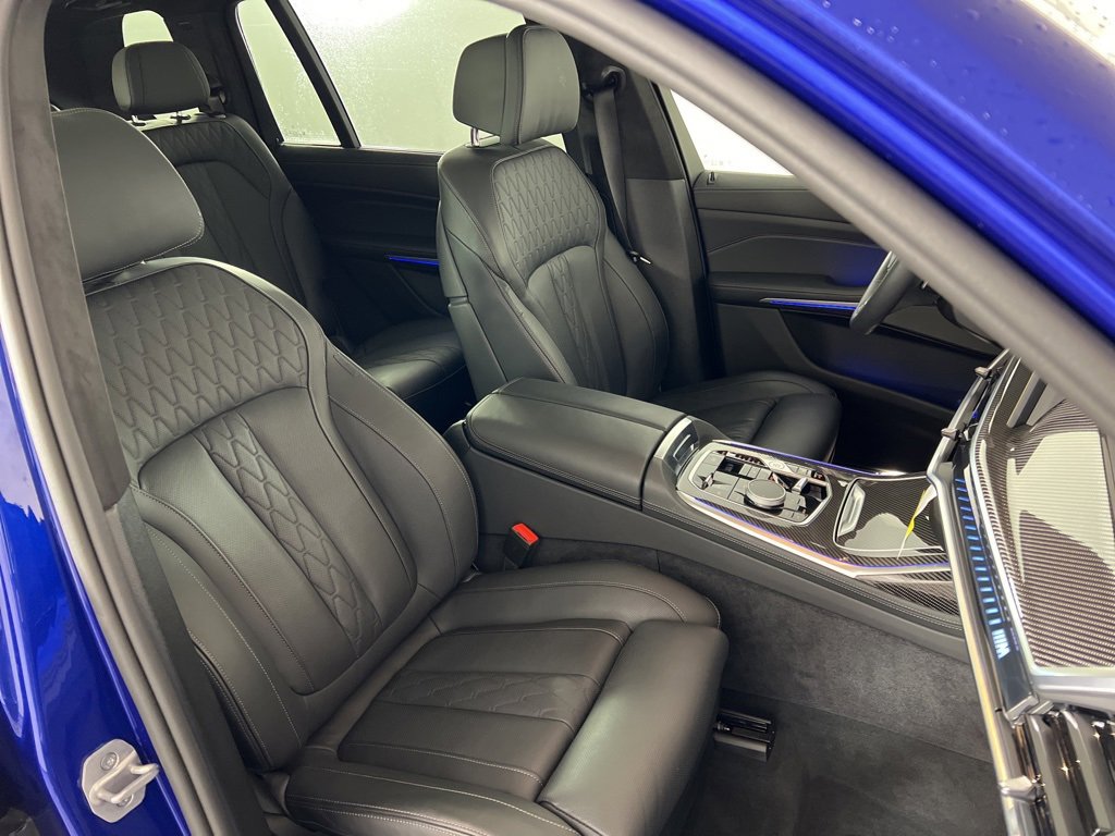 Used 2025 BMW X7 M60i w/ Climate Comfort Package image 25