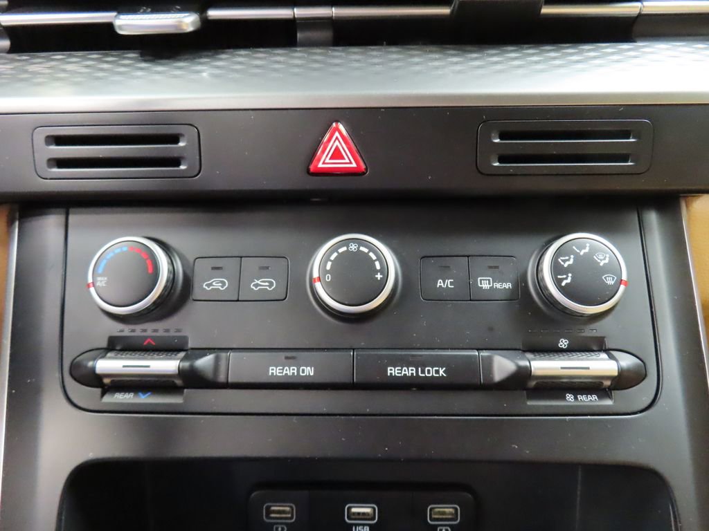 Used 2022 Kia Carnival LX FWD image 44