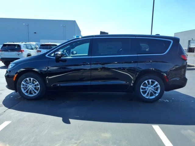 New 2026 Chrysler Pacifica Select AWD/4WD image 3