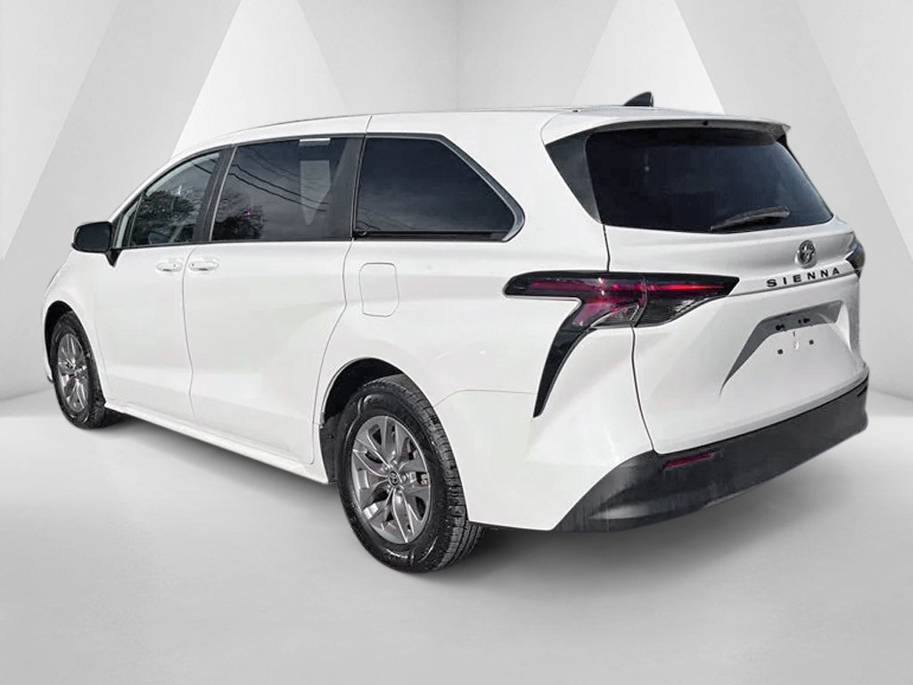 Used 2024 Toyota Sienna LE FWD image 6