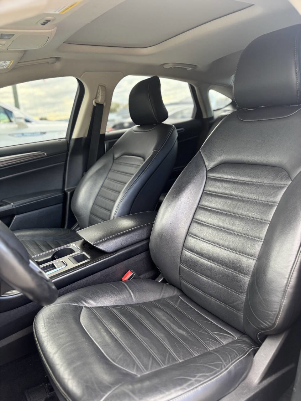 Used 2017 Ford Fusion SE w/ Fusion SE Technology Package image 15